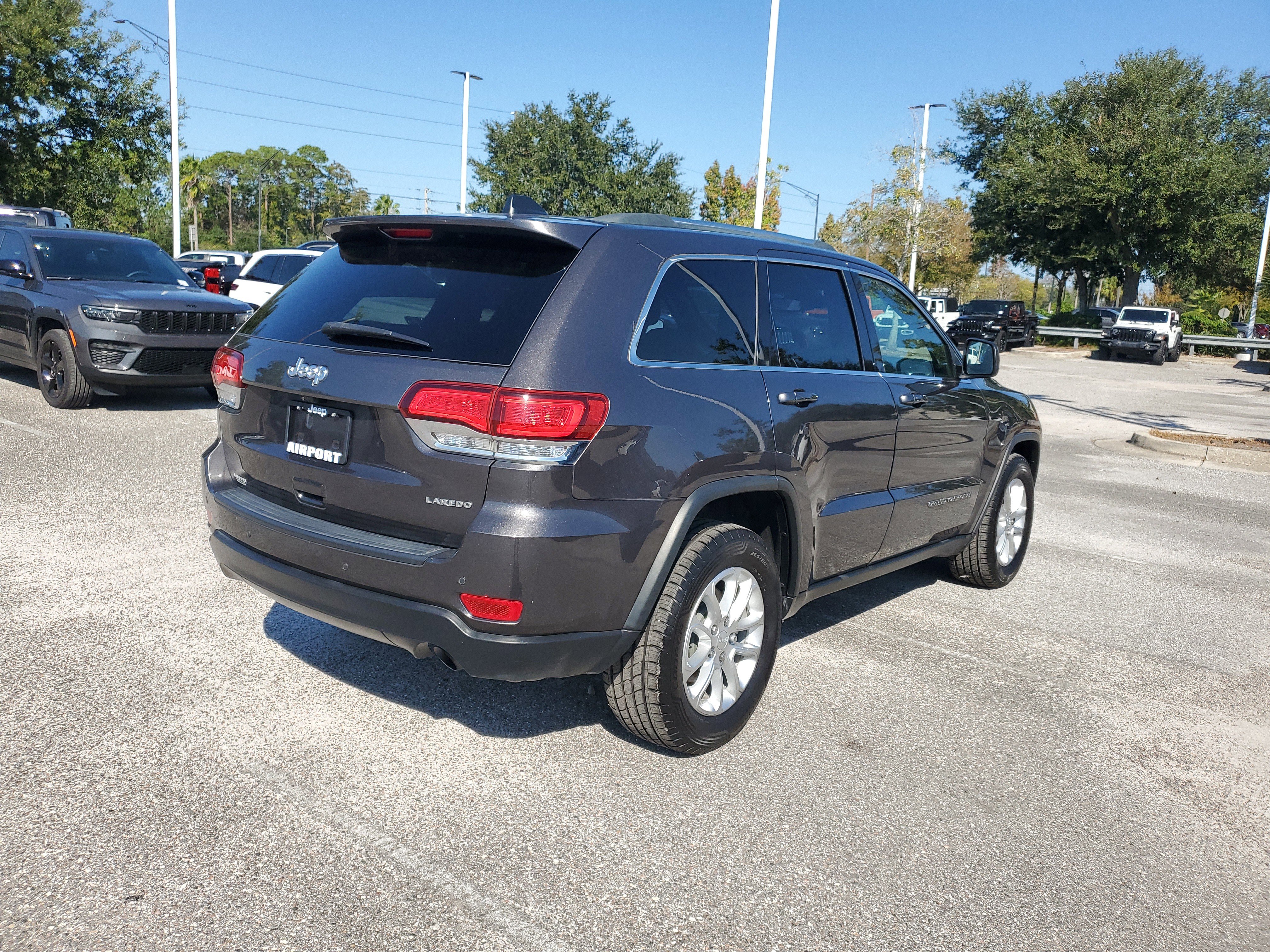 Used 2021 Jeep Grand Cherokee Laredo image 4
