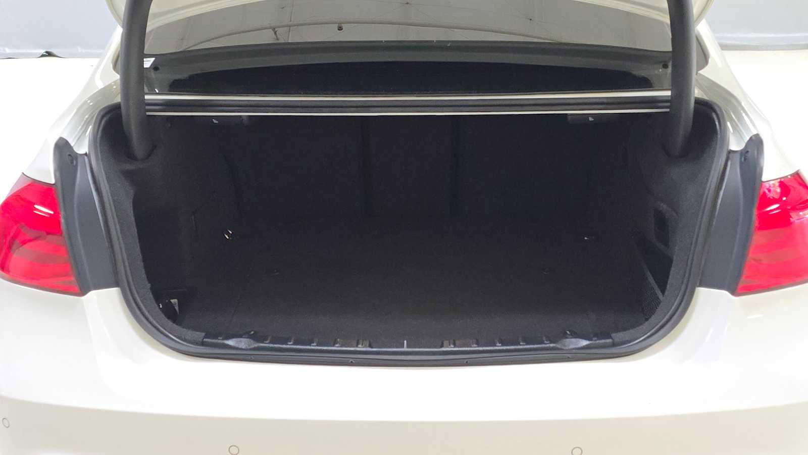 Used 2017 BMW 330e 330e iPerformance image 14