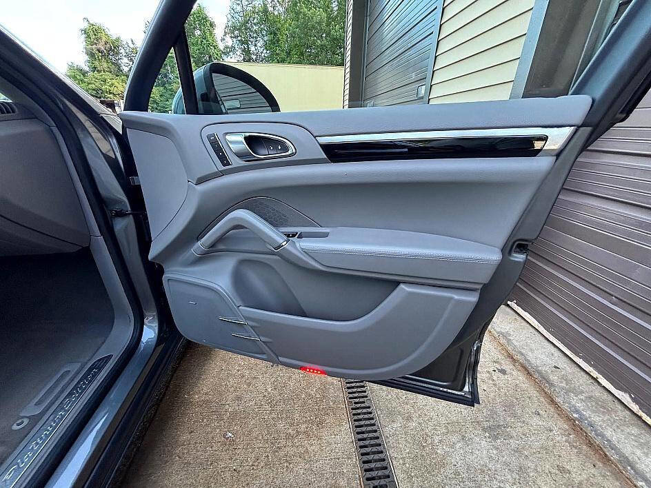 Used 2014 Porsche Cayenne Diesel Platinum Edition image 22