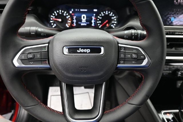 Used 2025 Jeep Compass Trailhawk AWD/4WD image 14