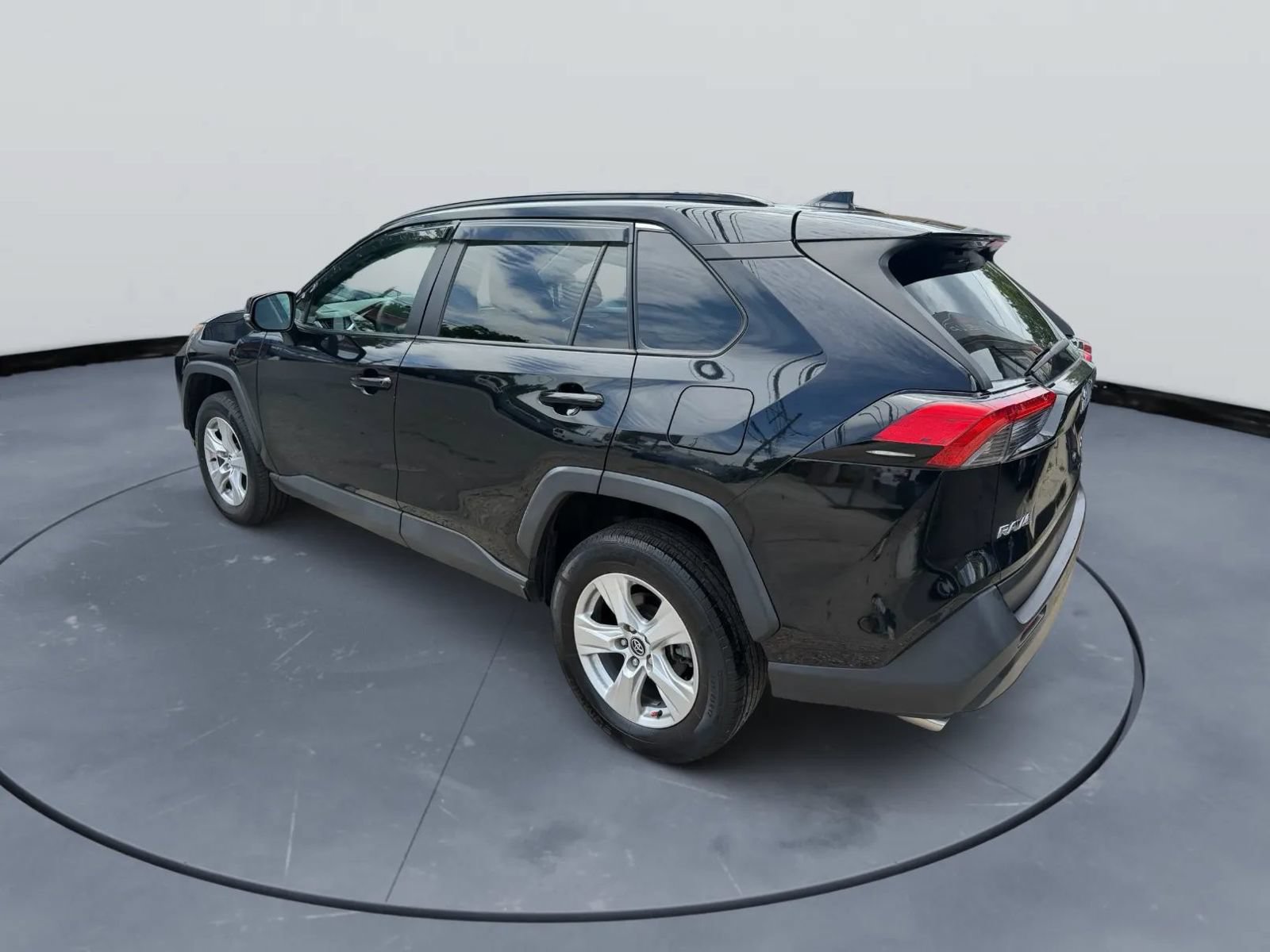 Used 2021 Toyota RAV4 XLE AWD/4WD image 3
