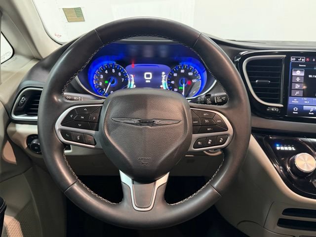 Used 2023 Chrysler Pacifica Touring-L FWD image 14