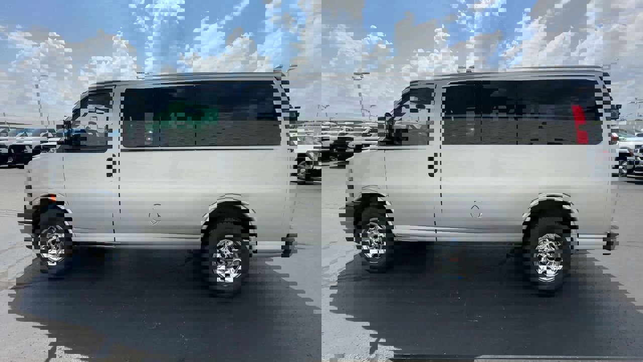 Used 2017 GMC Savana 2500 LT w/ LT Preferred Equipment Group image 5