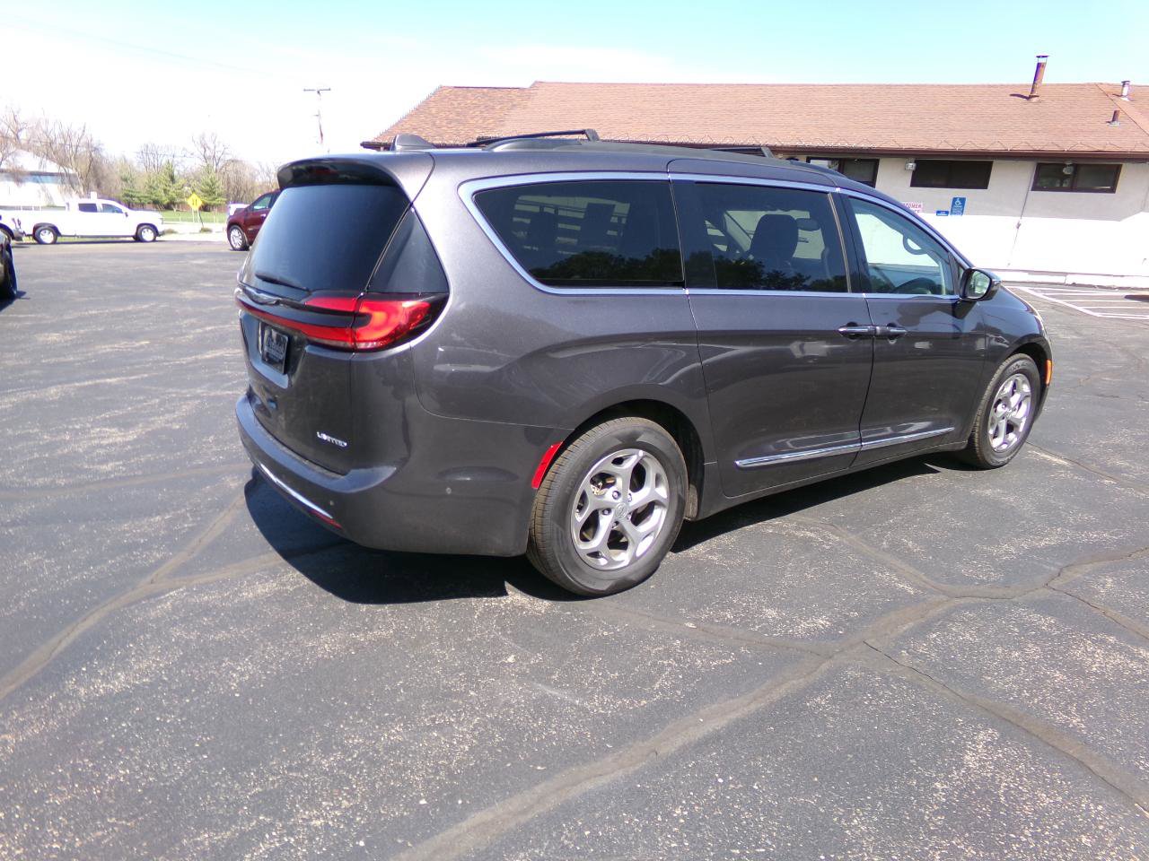 Used 2022 Chrysler Pacifica Limited FWD image 3