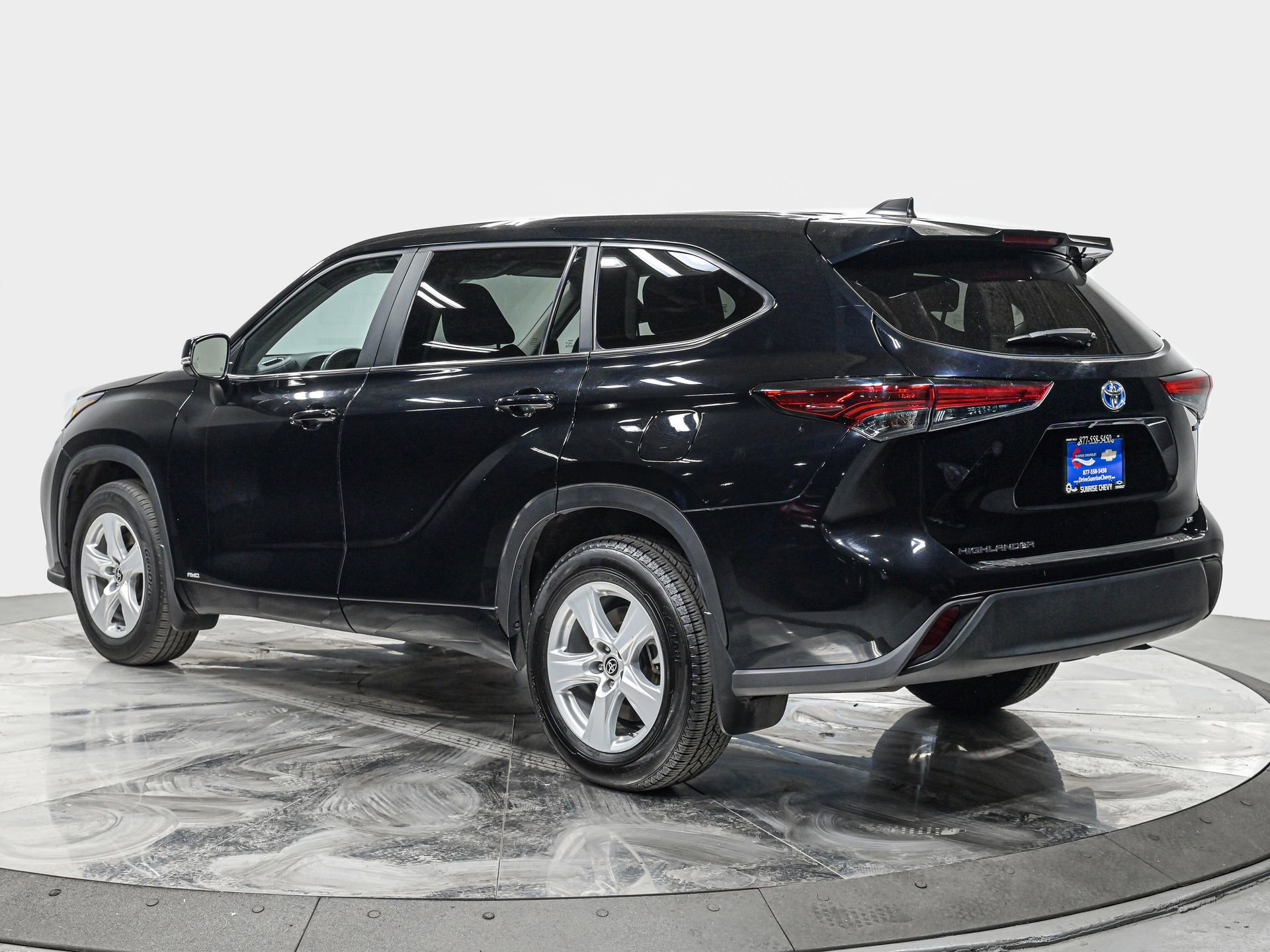 Used 2023 Toyota Highlander LE AWD/4WD image 4