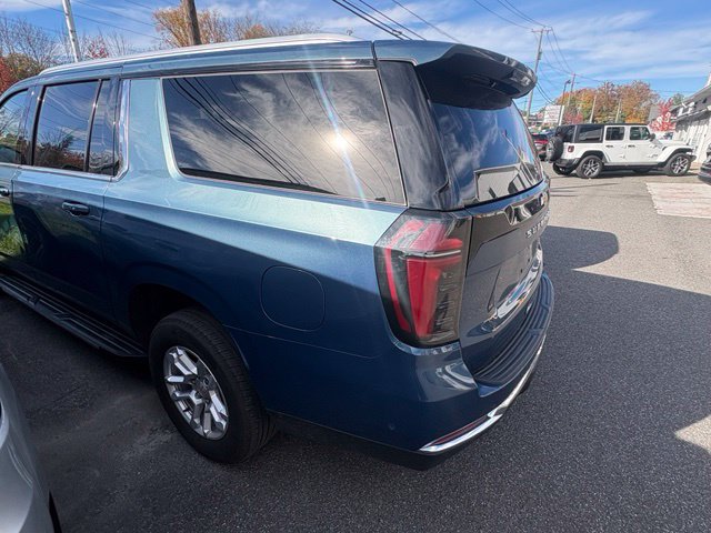 Used 2025 Chevrolet Suburban LT AWD/4WD image 3