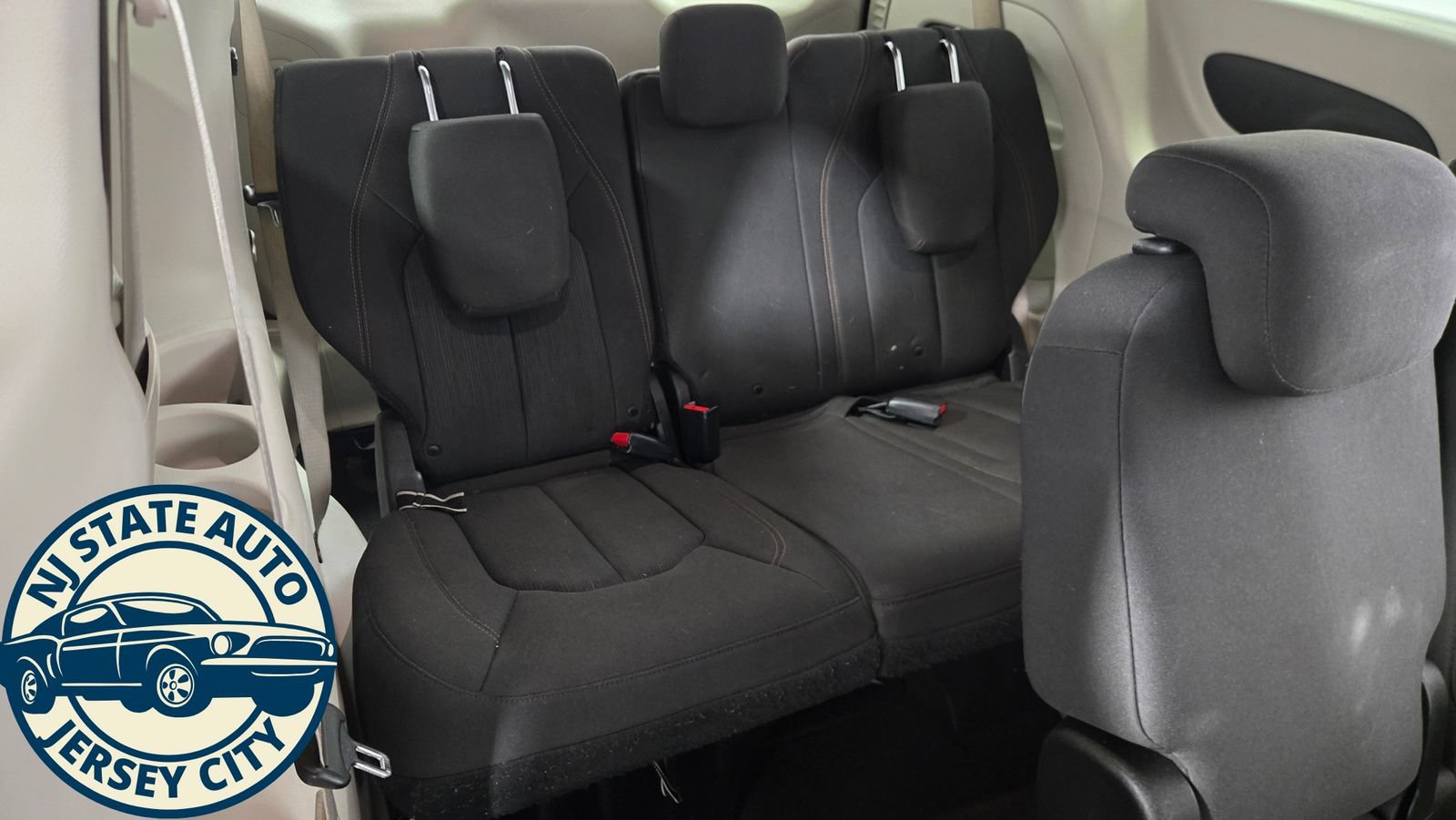 Used 2019 Chrysler Pacifica Touring Plus w/ Tire & Wheel Group FWD image 34