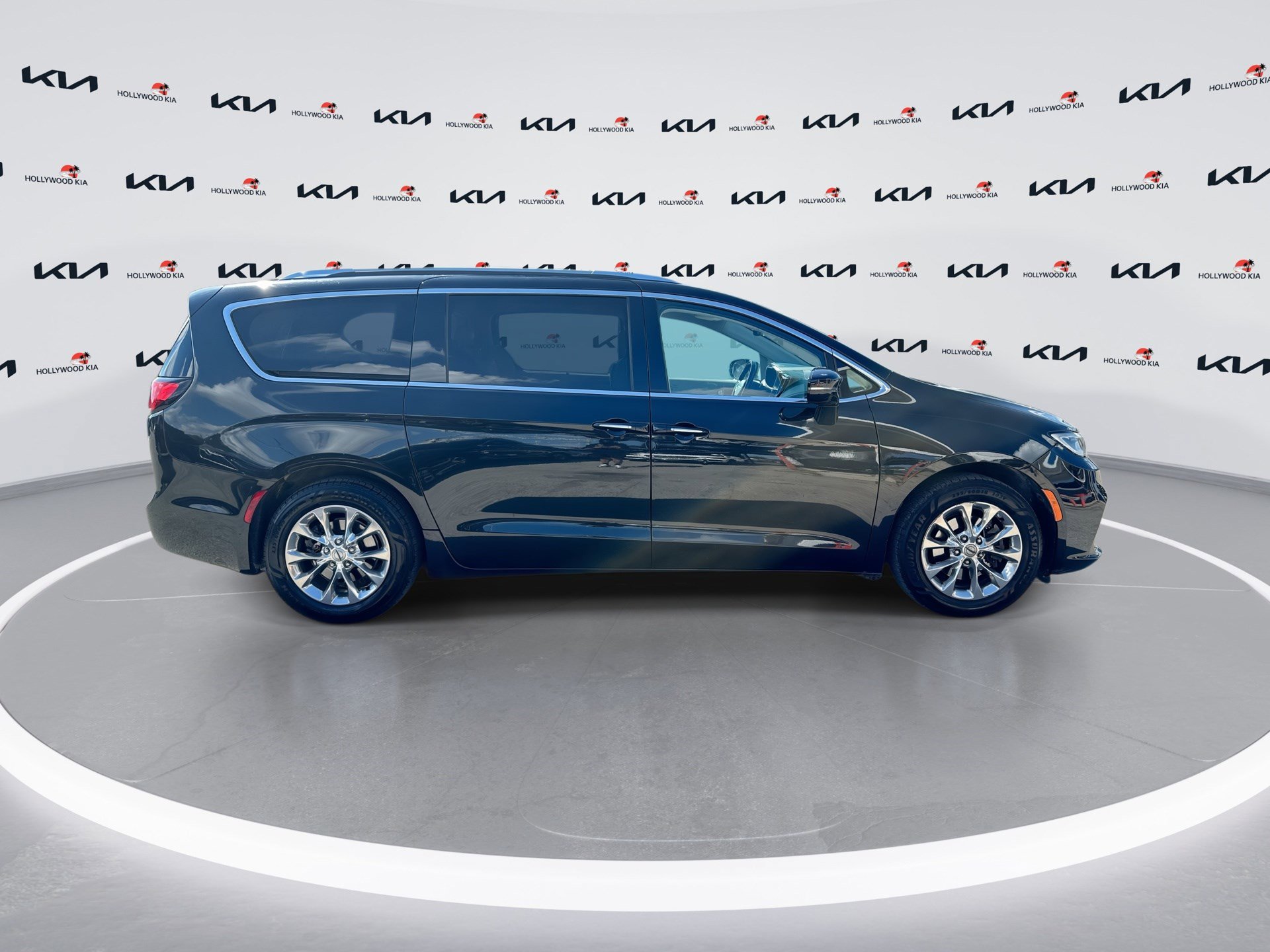Used 2021 Chrysler Pacifica Touring-L FWD image 9