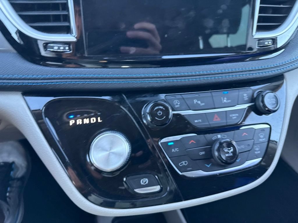 Used 2021 Chrysler Pacifica Touring w/ Uconnect Theater Family Group FWD image 24