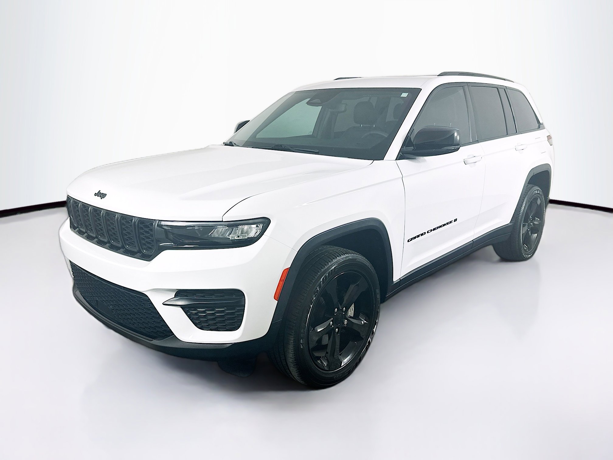 Used 2023 Jeep Grand Cherokee Altitude AWD/4WD image 3