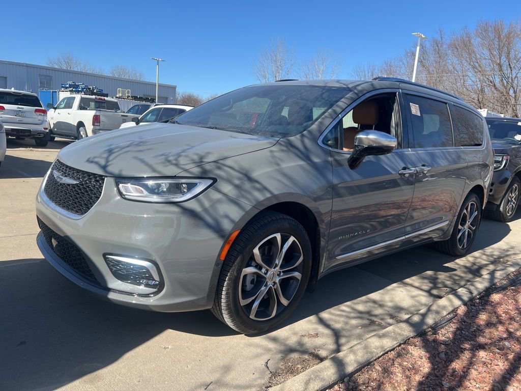 Used 2023 Chrysler Pacifica Pinnacle w/ Trailer Tow Group image 6