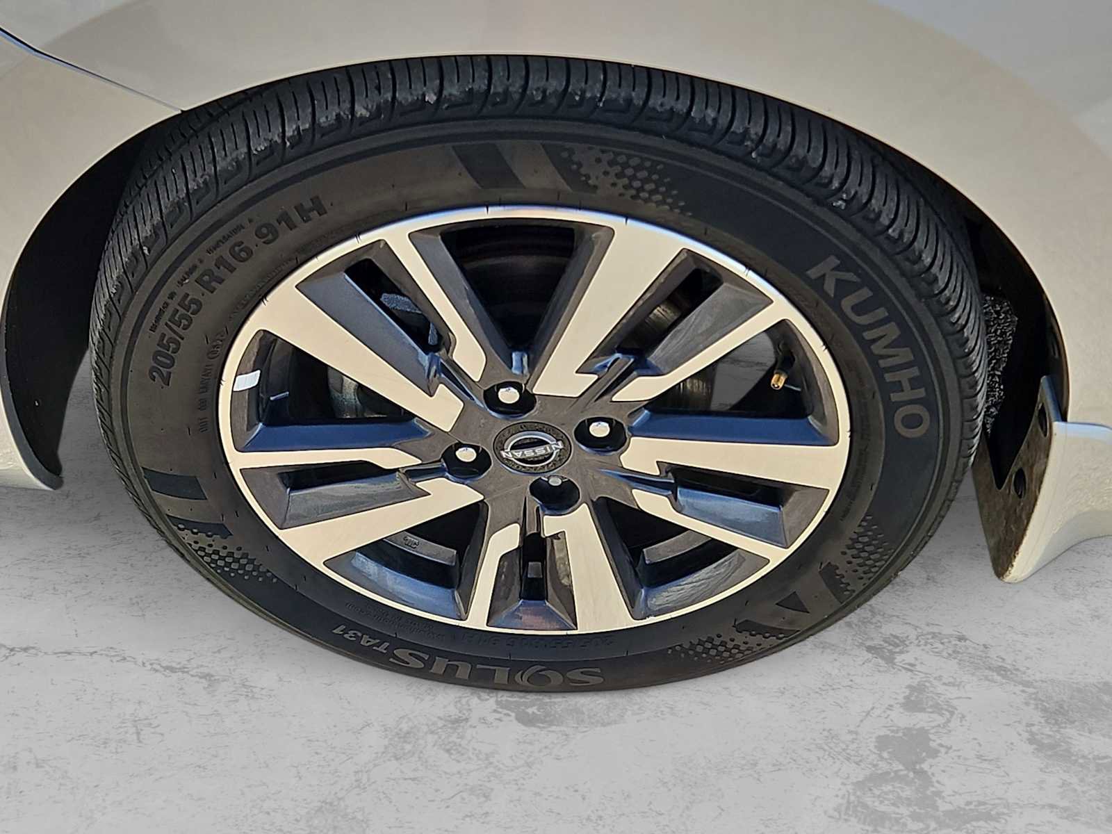 Used 2024 Nissan Versa SV w/ Trunk Package image 12