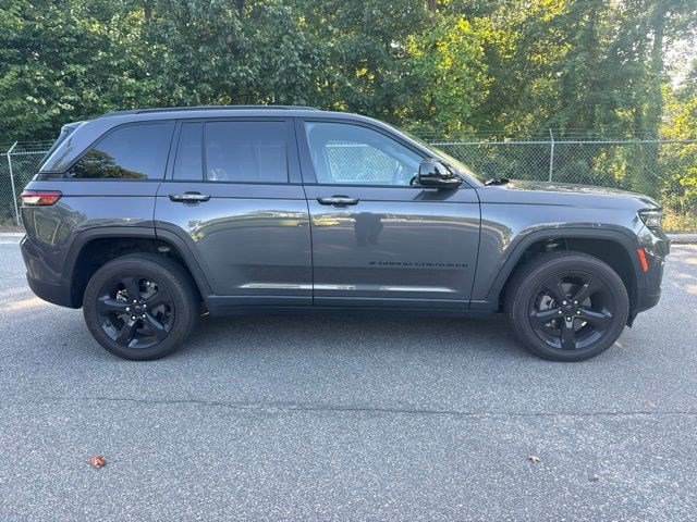 Used 2024 Jeep Grand Cherokee Altitude AWD/4WD image 4