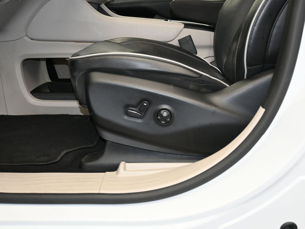 Used 2023 Chrysler Pacifica Limited image 22