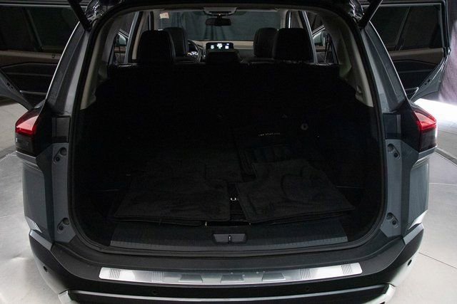 Used 2023 Nissan Rogue SL w/ SL Premium Package image 19
