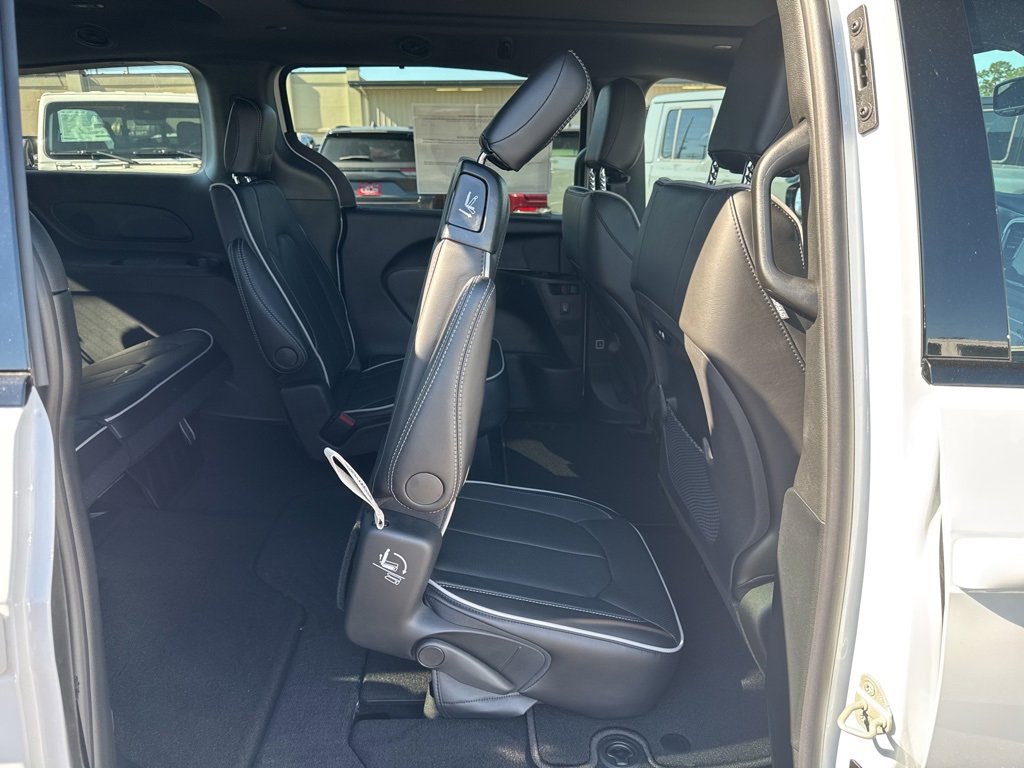 New 2026 Chrysler Pacifica Limited w/ S Appearance Package image 17