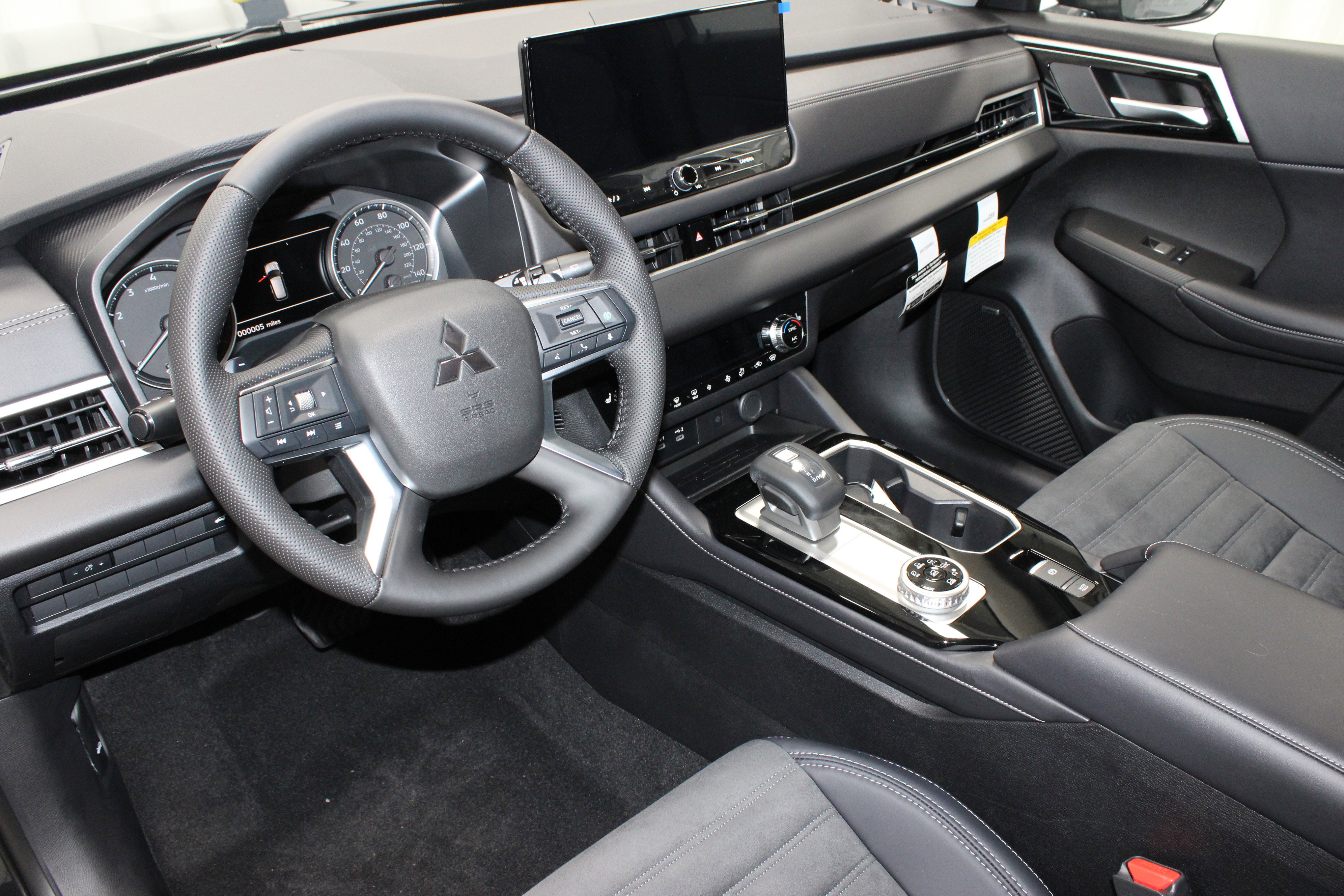 New 2025 Mitsubishi Outlander SE image 17