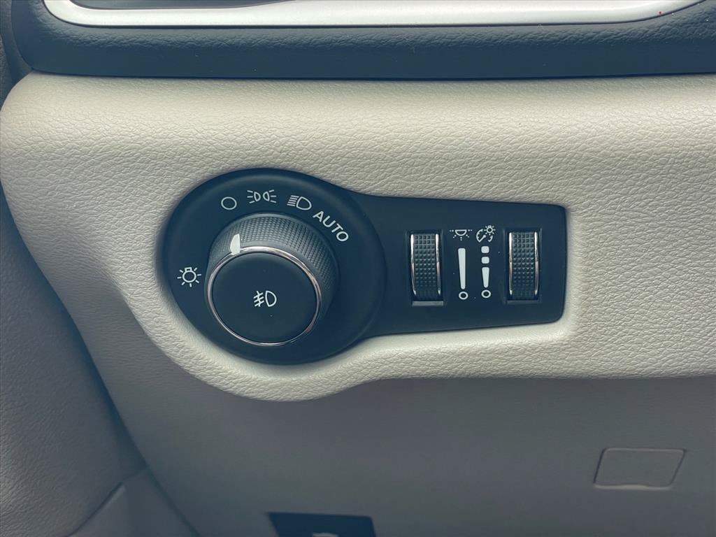 Used 2024 Chrysler Pacifica Touring-L FWD image 18