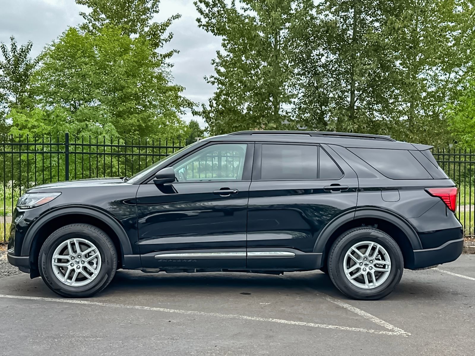 Used 2025 Ford Explorer Active AWD/4WD image 6