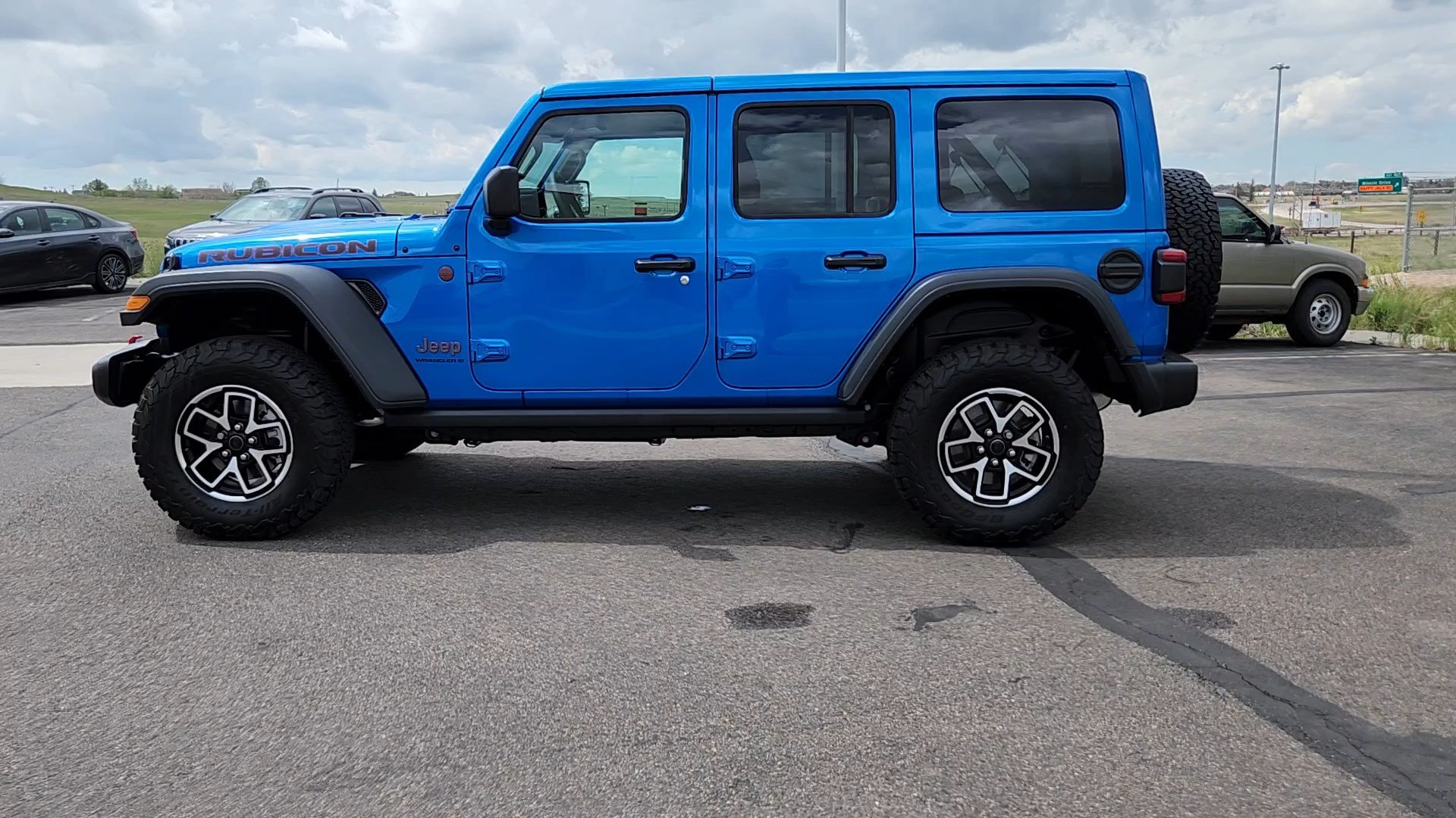 Used 2025 Jeep Wrangler Unlimited Rubicon w/ Convenience Group AWD/4WD image 2
