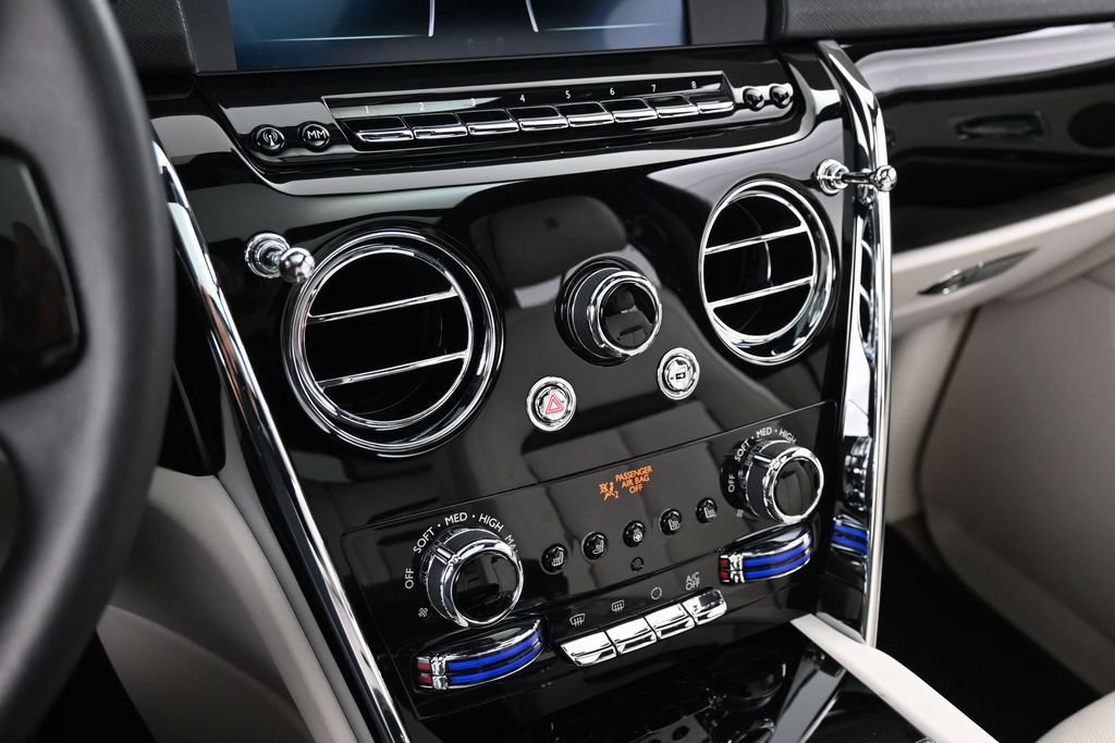 Certified 2022 Rolls-Royce Cullinan w/ Dark Exterior Package AWD/4WD image 22