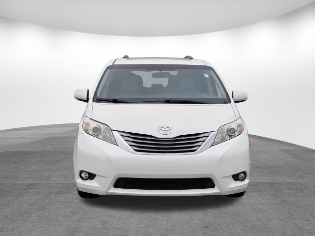 Used 2017 Toyota Sienna XLE Premium FWD image 2