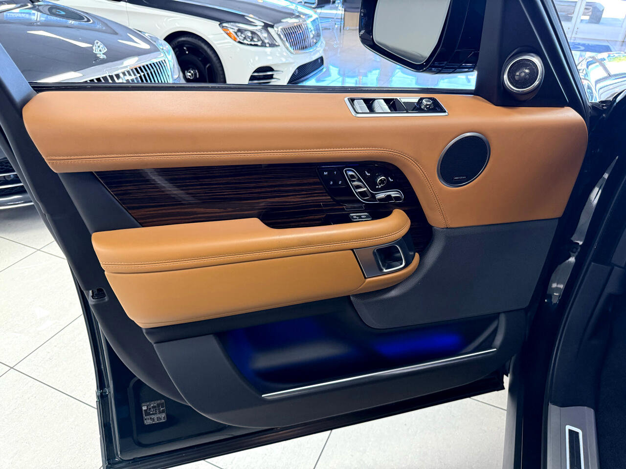 Used 2019 Land Rover Range Rover Long Wheelbase Autobiography image 9