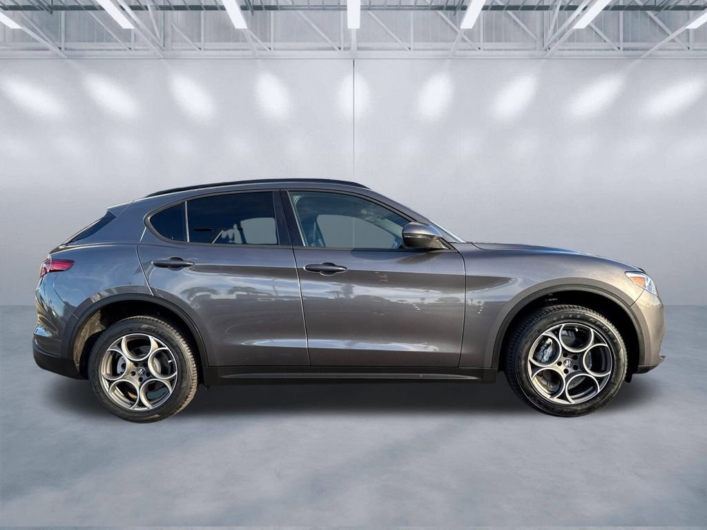 Used 2022 Alfa Romeo Stelvio Sprint image 3