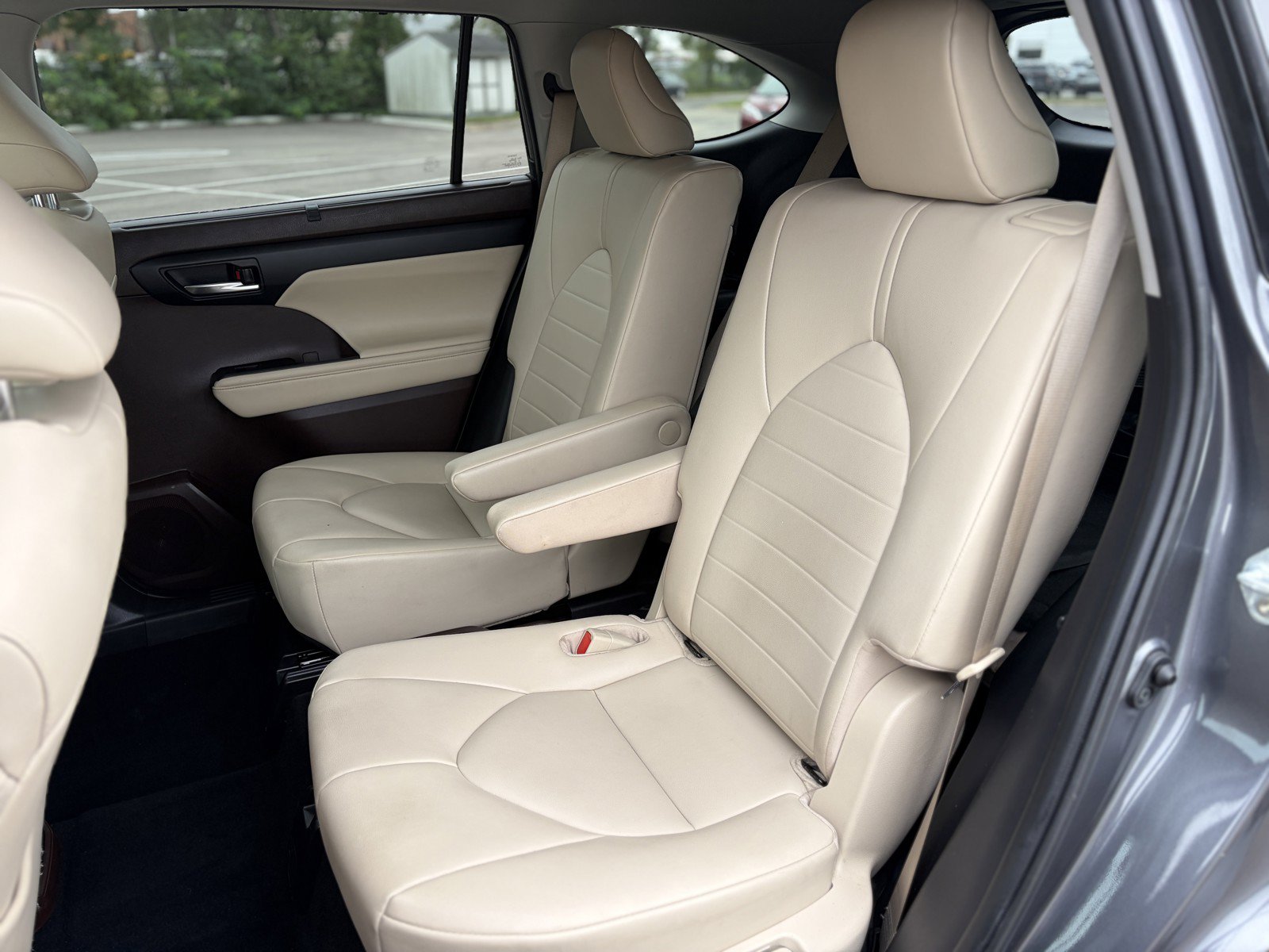 Used 2021 Toyota Highlander XLE AWD/4WD image 9