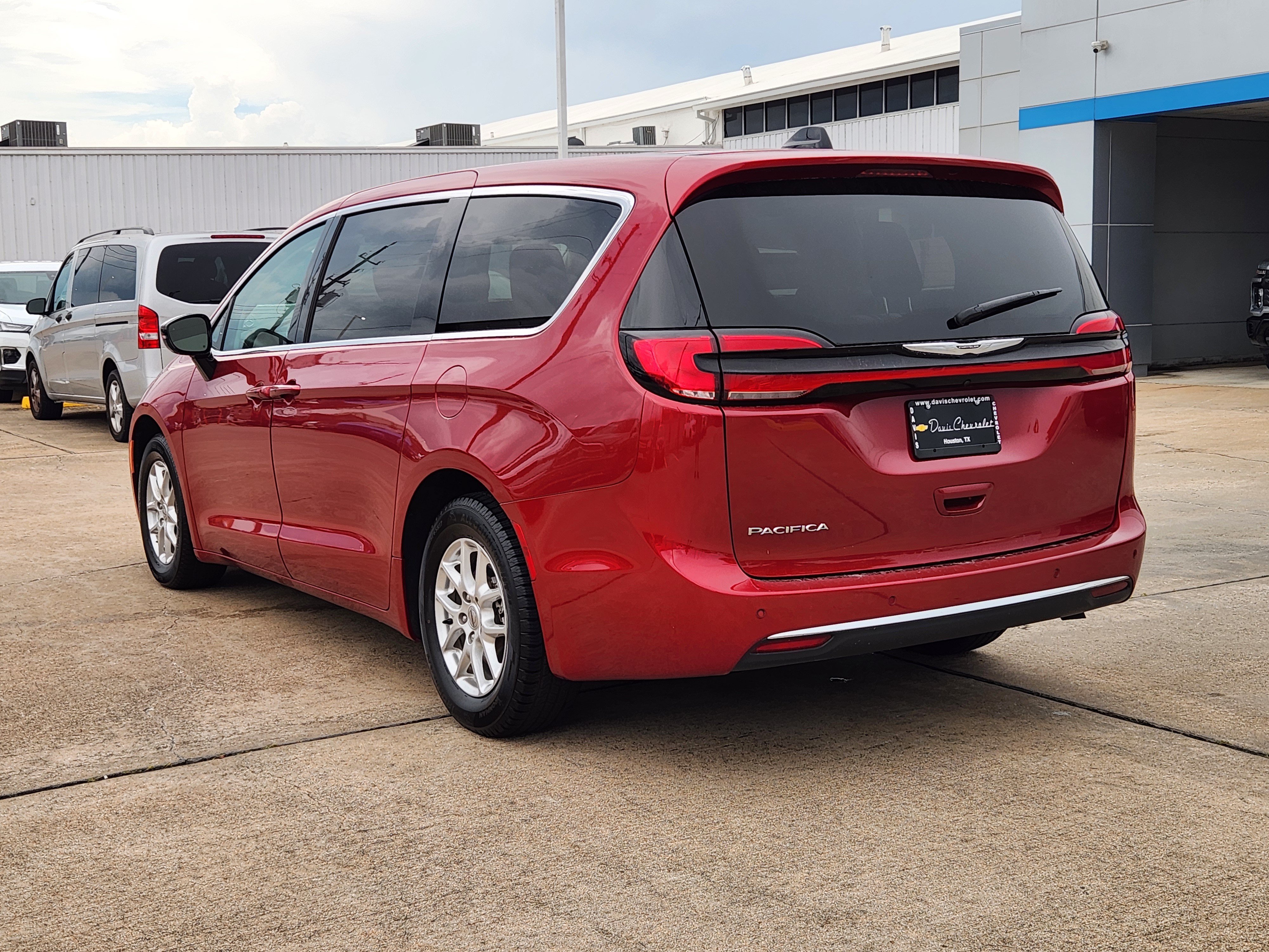 Used 2024 Chrysler Pacifica Touring-L FWD image 8