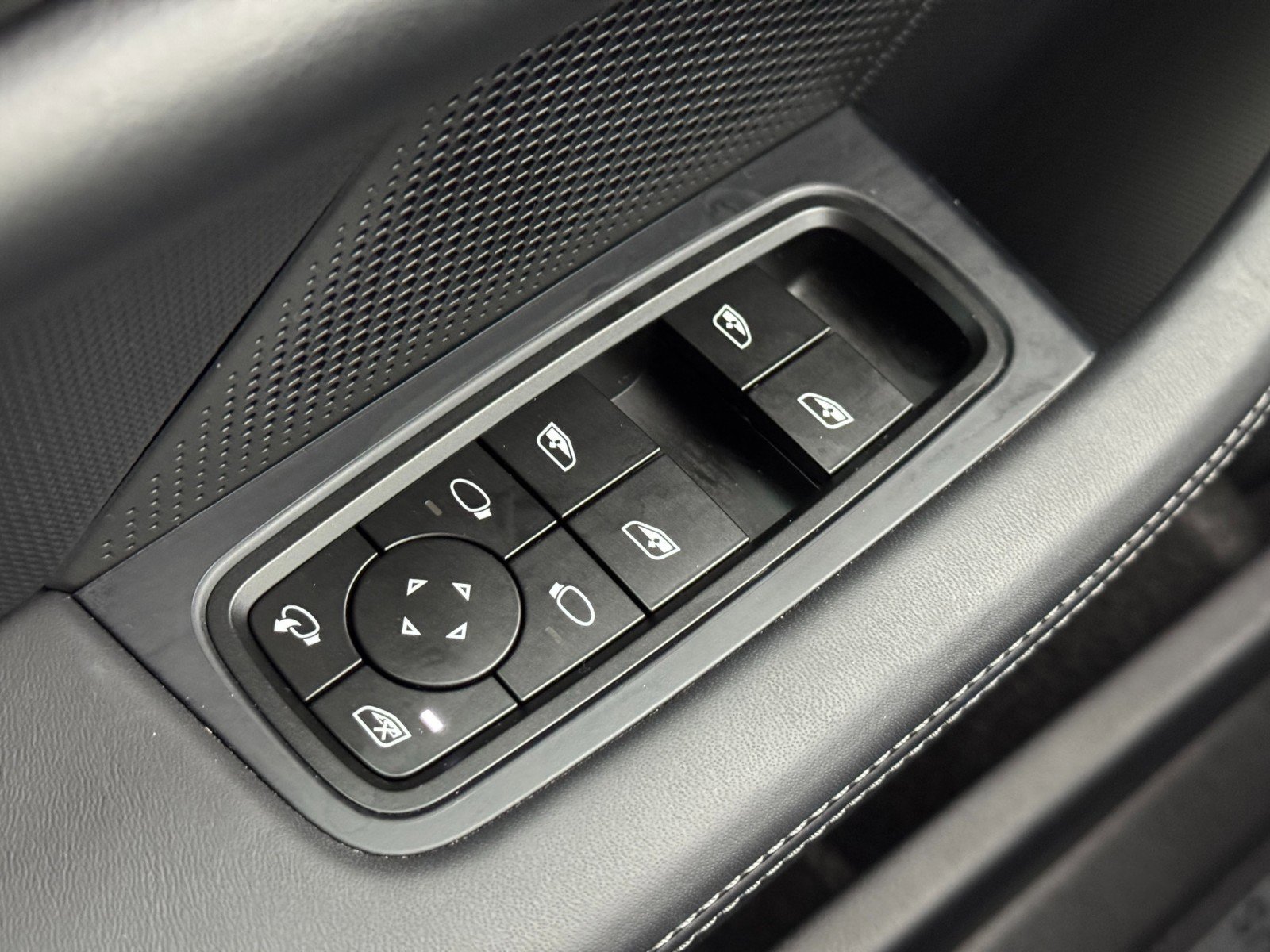 Used 2025 Porsche Taycan 4S w/ Premium Package image 18