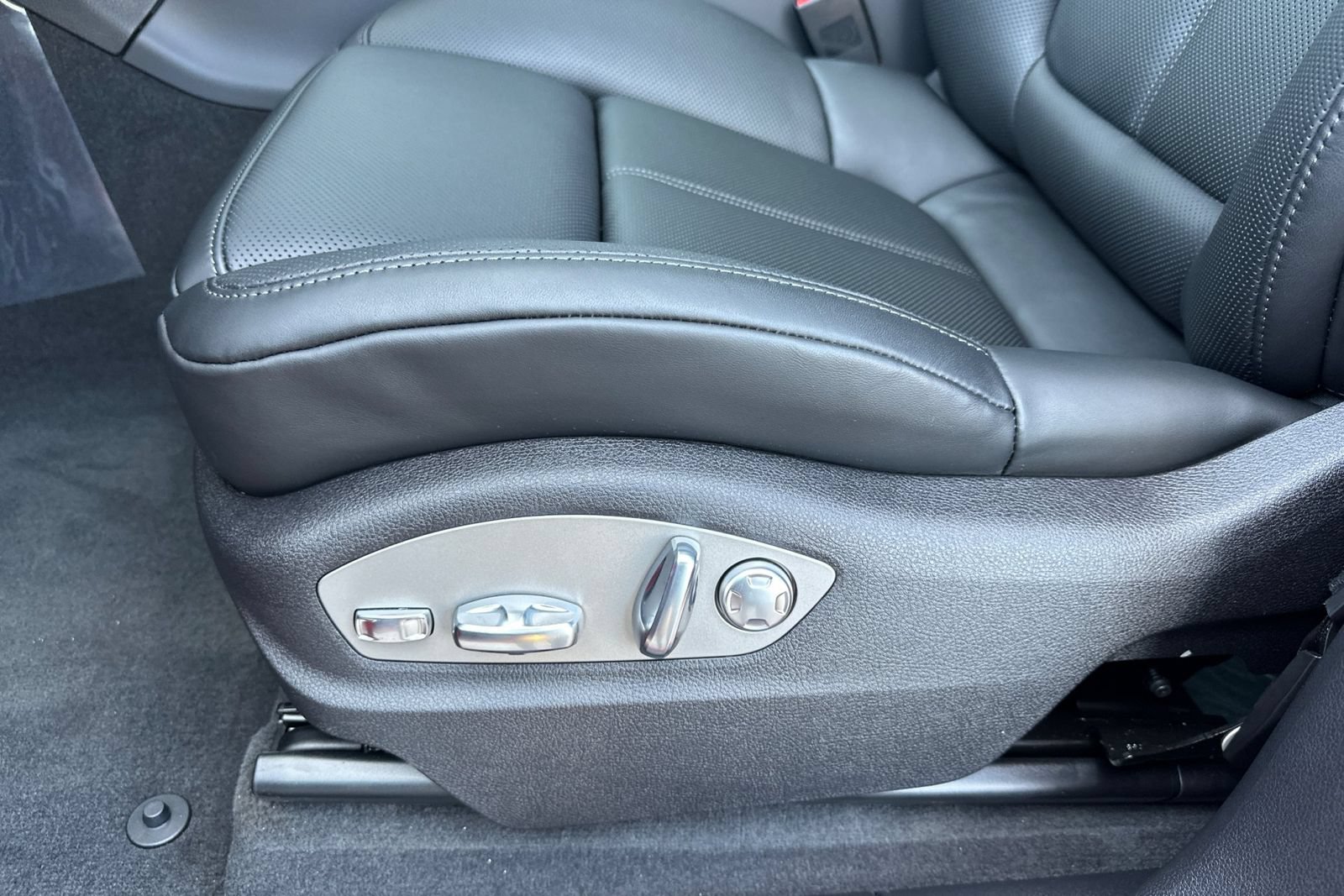 New 2026 Porsche Macan AWD/4WD image 14