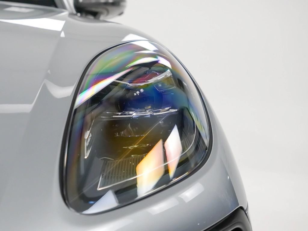Certified 2025 Porsche Macan Turbo image 8