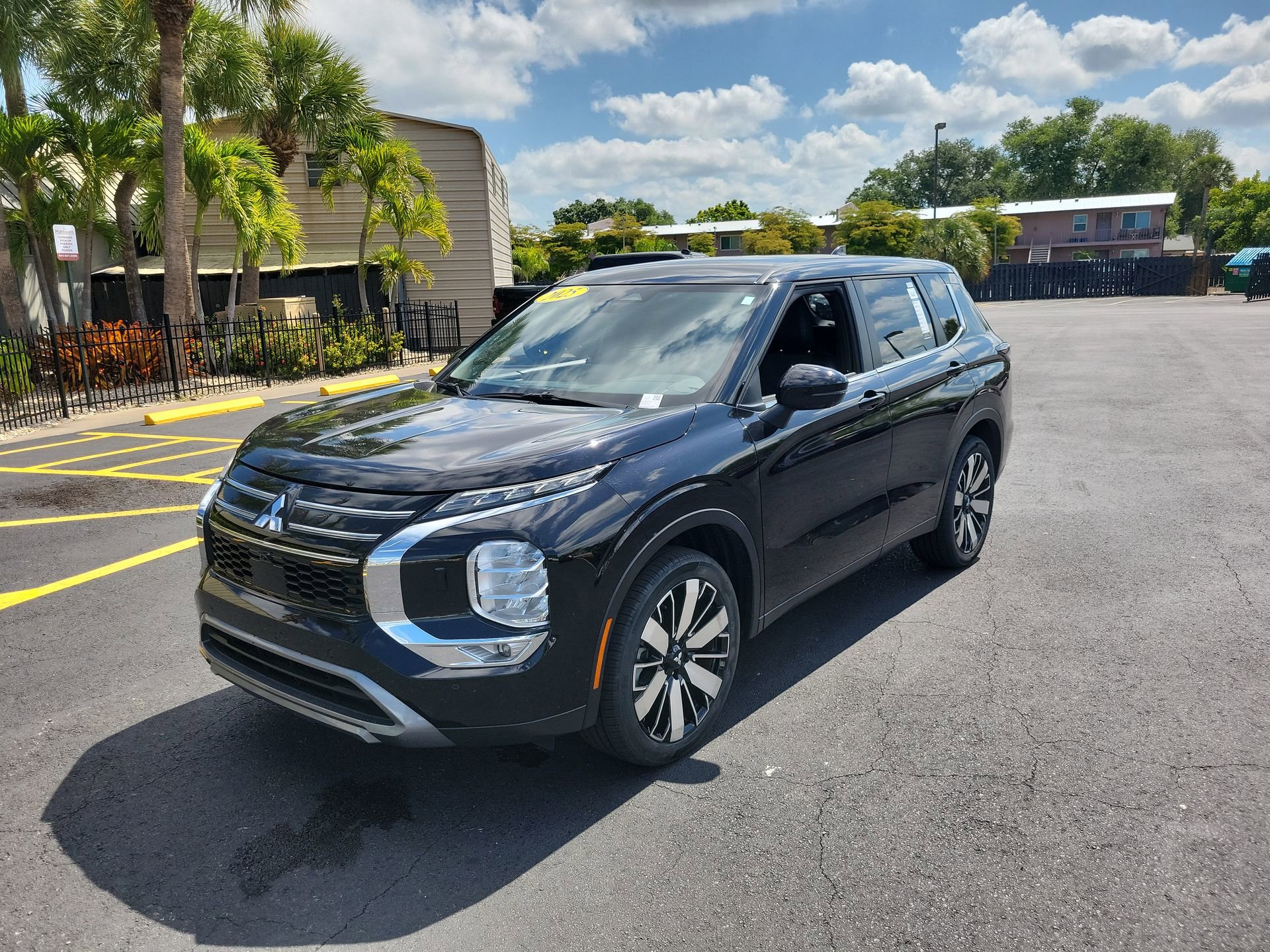 Used 2025 Mitsubishi Outlander AWD image 10