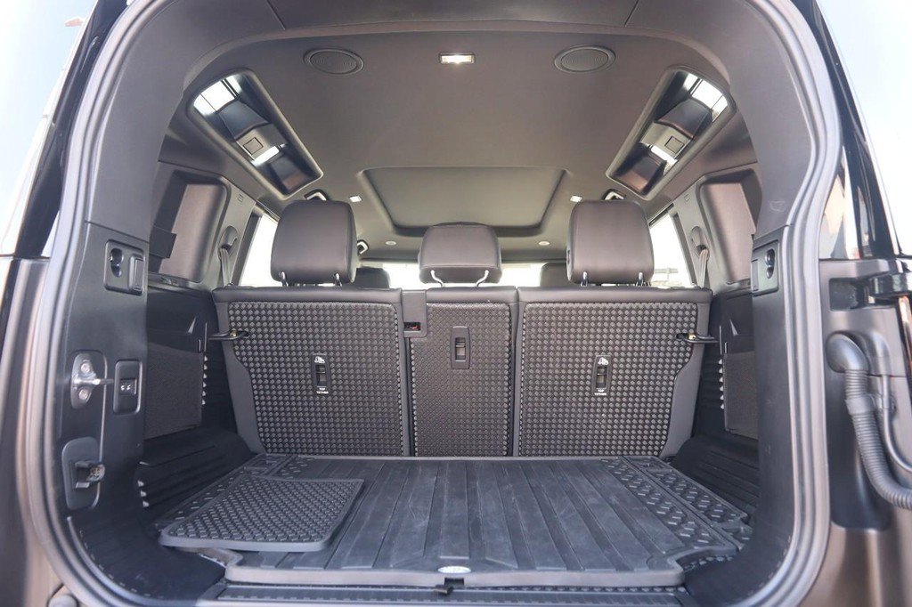 Used 2024 Land Rover Defender 110 SE image 7