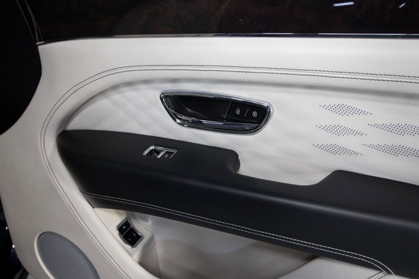 Used 2023 Bentley Bentayga Extended Wheelbase image 49