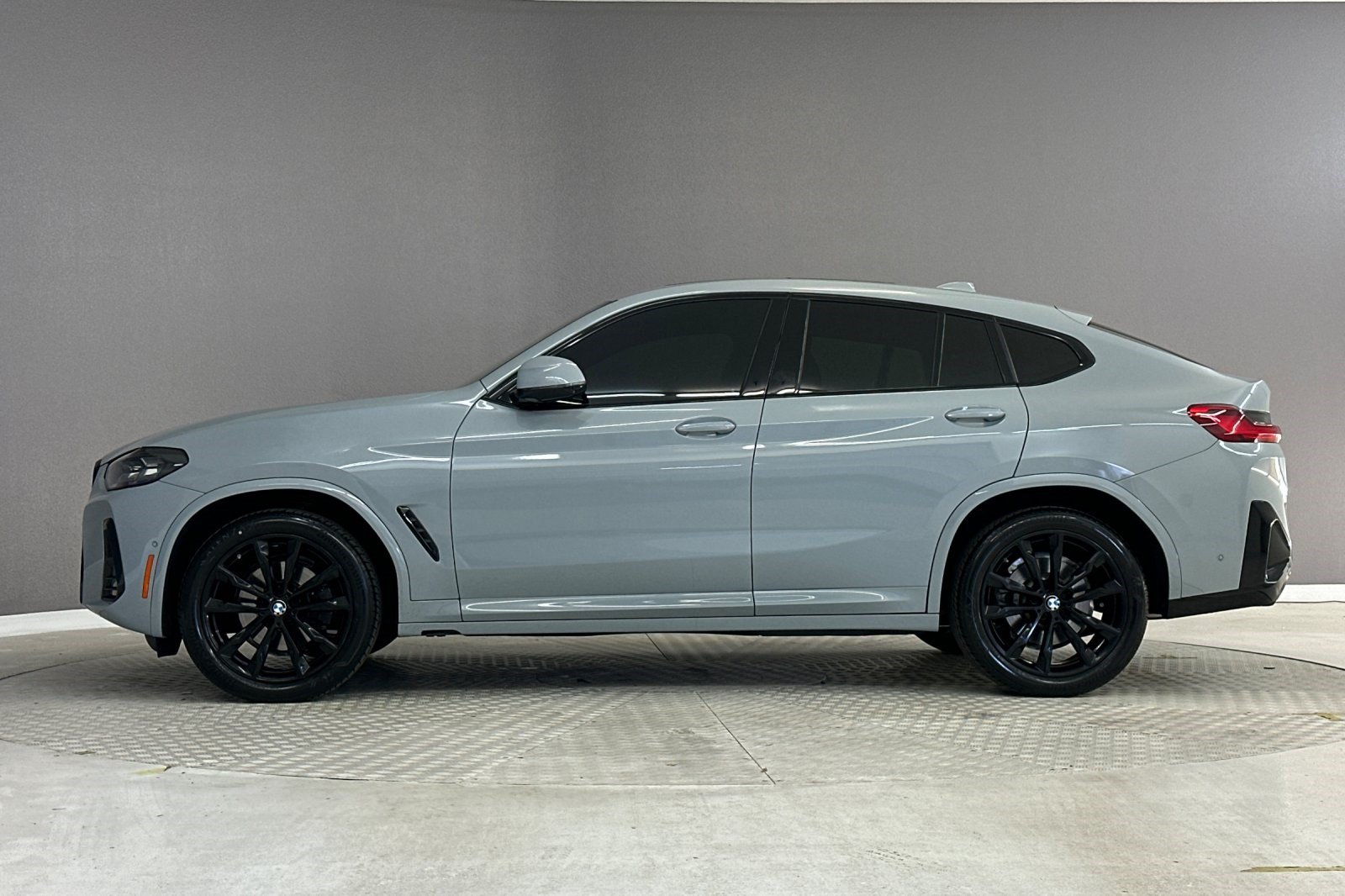 Certified 2025 BMW X4 xDrive30i w/ Premium Package AWD/4WD image 2