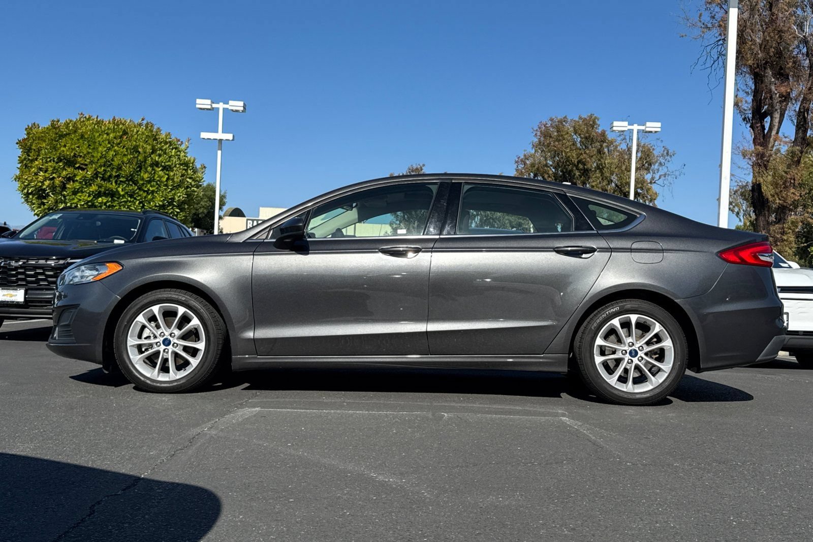 Used 2020 Ford Fusion SE FWD image 8