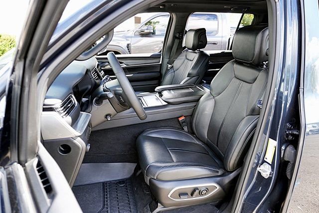 Used 2023 Jeep Wagoneer Series II w/ Premium Group I image 15