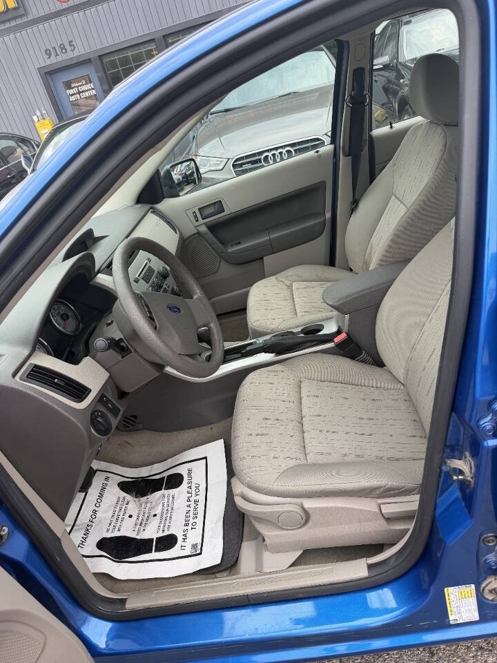 Used 2010 Ford Focus SE FWD image 7