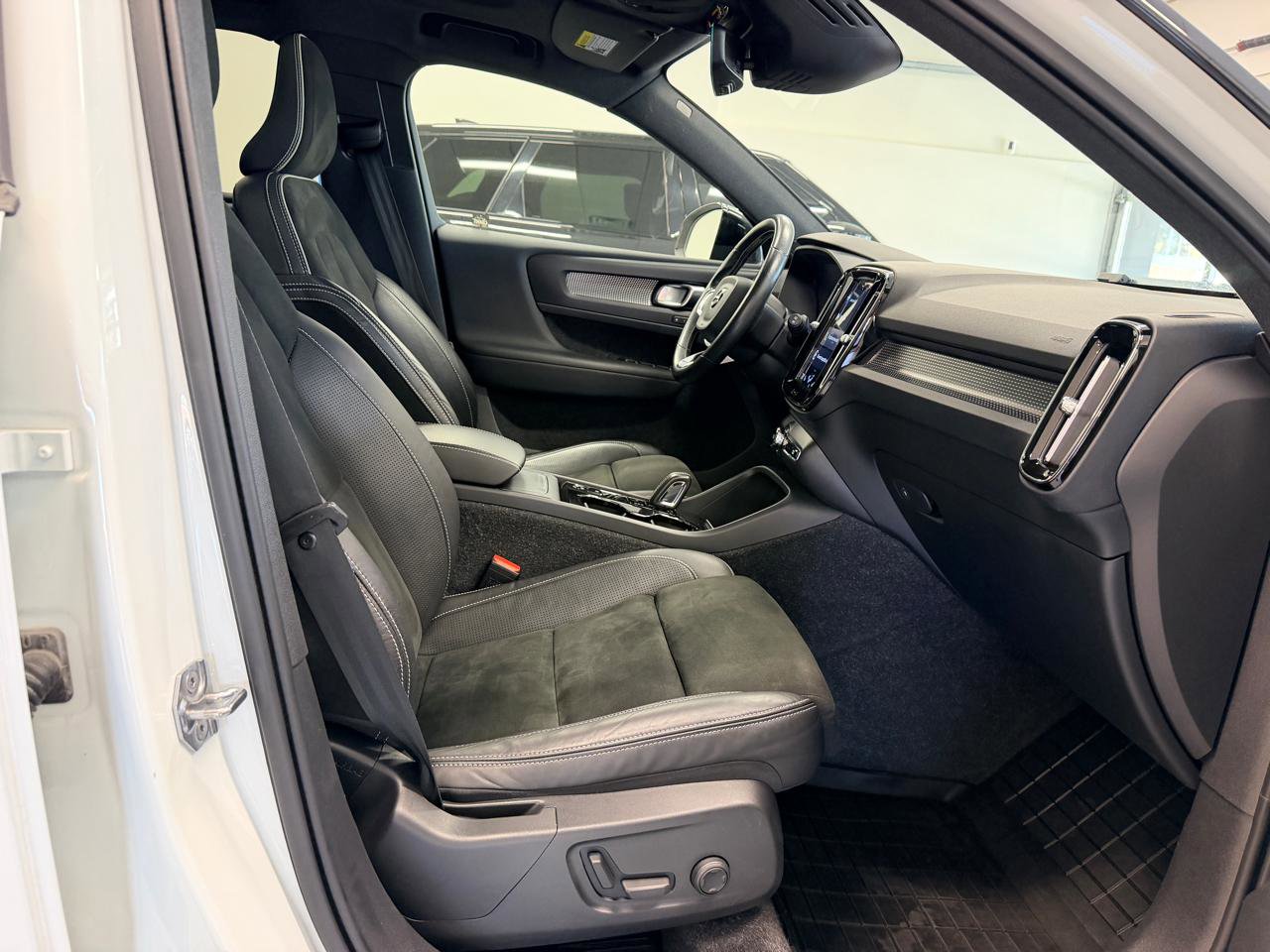 Used 2021 Volvo XC40 T4 R-Design w/ Advanced Package image 26