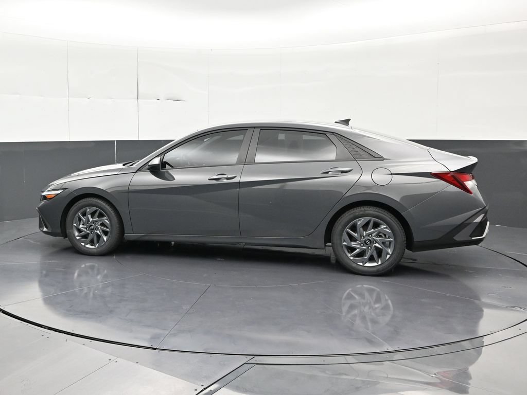 Used 2024 Hyundai Elantra SEL FWD image 2