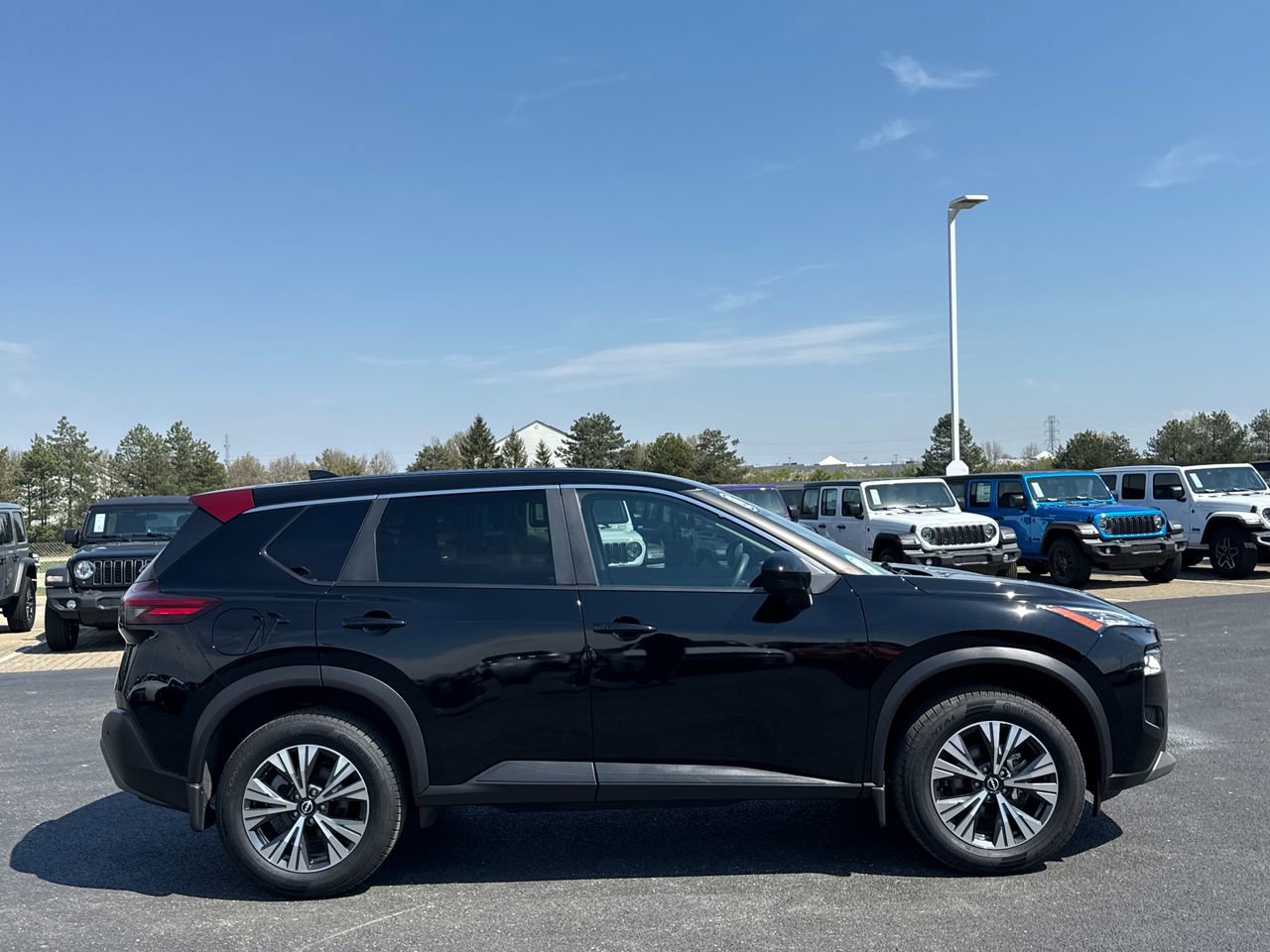 Used 2023 Nissan Rogue SV AWD/4WD image 2