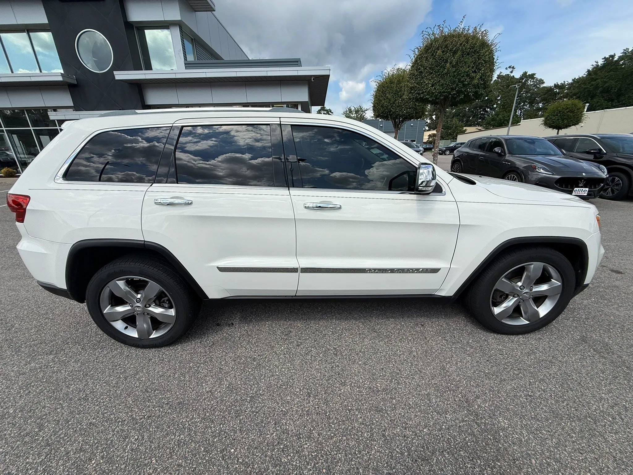 Used 2011 Jeep Grand Cherokee Overland AWD/4WD image 8