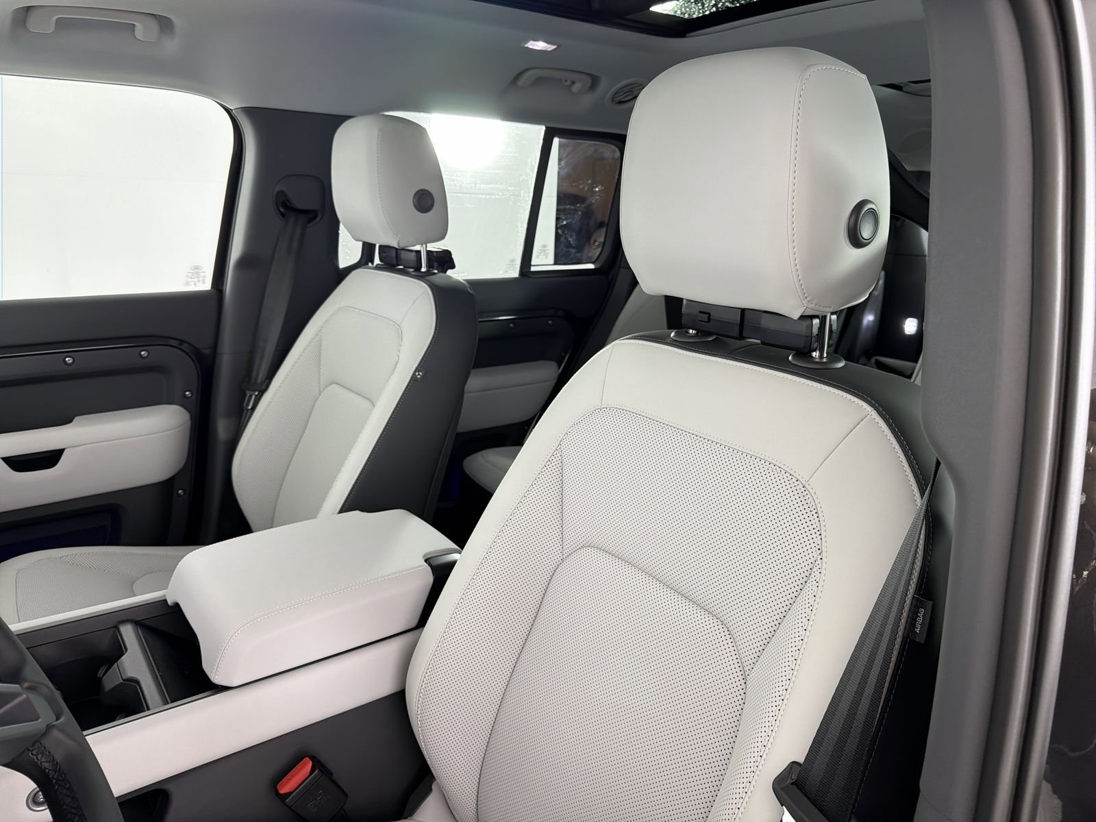 New 2025 Land Rover Defender 130 X-Dynamic SE image 25