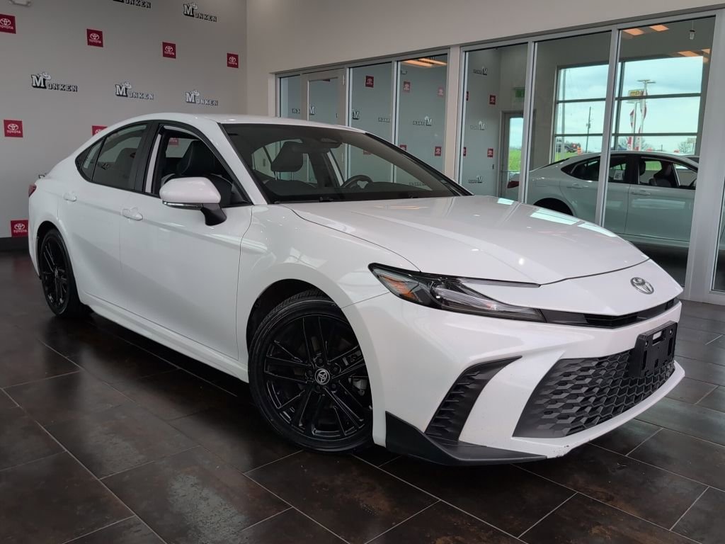Used 2025 Toyota Camry SE image 2