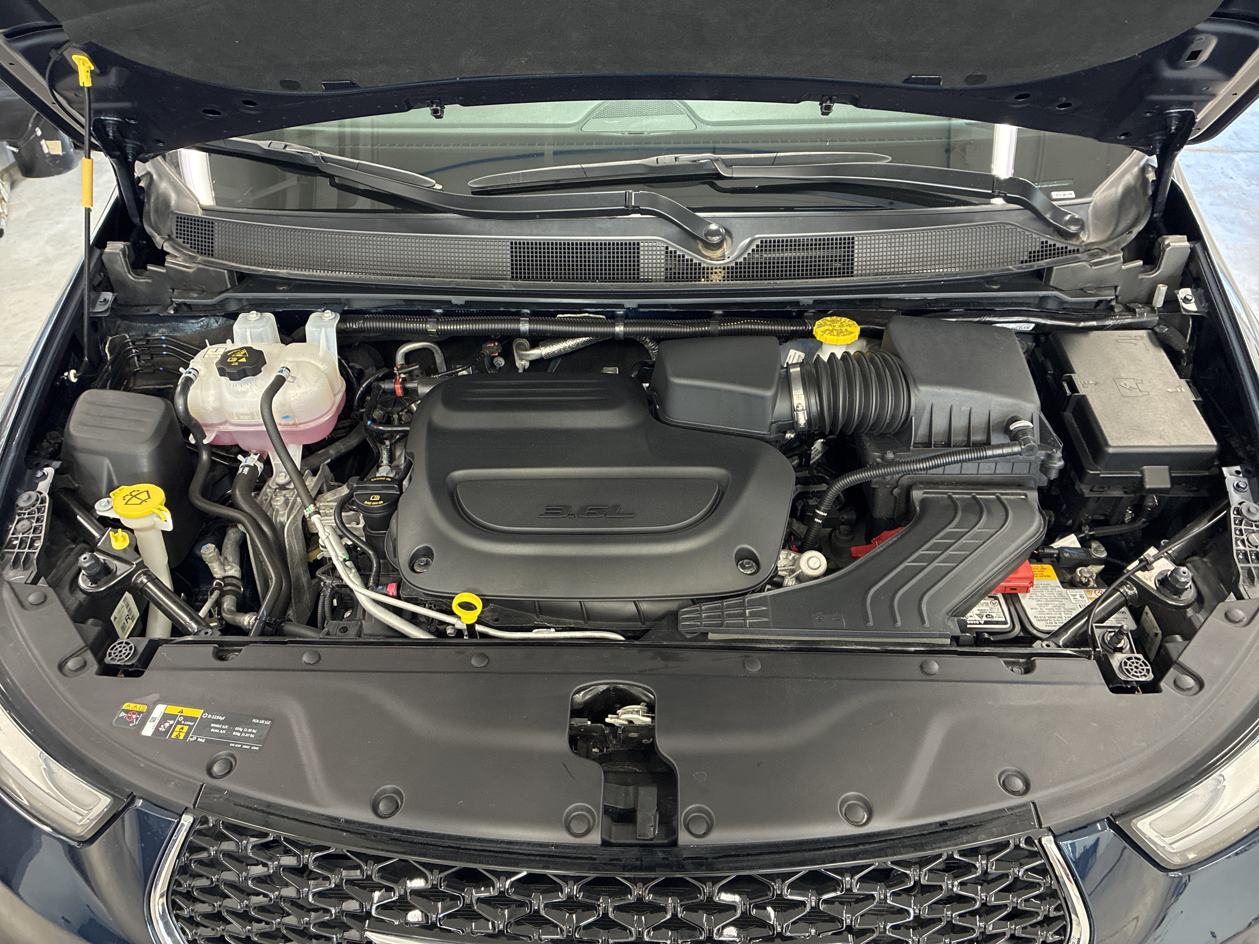 Certified 2025 Chrysler Pacifica Select w/ Uconnect Theater Family Group FWD image 9