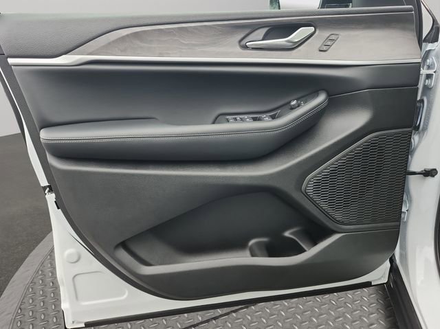 New 2025 Jeep Grand Cherokee L Limited image 12