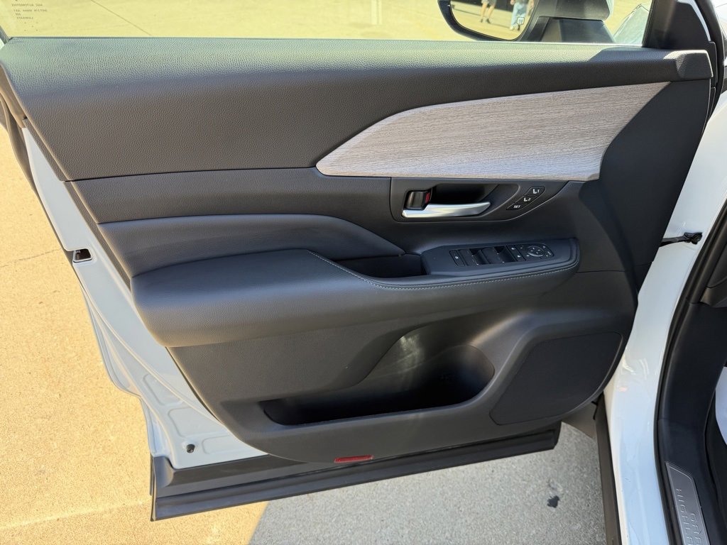 Certified 2025 Toyota Grand Highlander AWD image 8