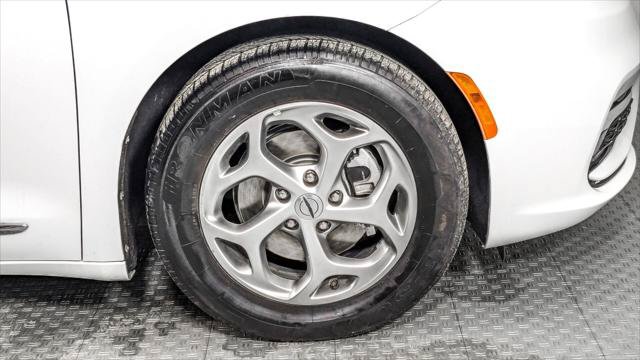 Used 2023 Chrysler Pacifica Limited FWD image 35